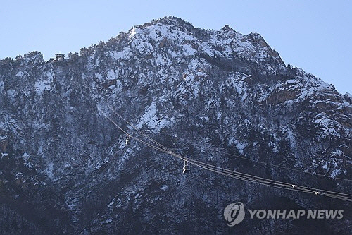 지난 12일 오전 강원 속초시 설악산국립공원 고지대에 눈이 쌓여 있다. 가을철 산불 예방을 위해 설악산 고지대 탐방로는 오는 15일까지 통제 중으로, 기상 상황에 따라 통제 기간은 변경될 수 있다. [속초=연합뉴스]